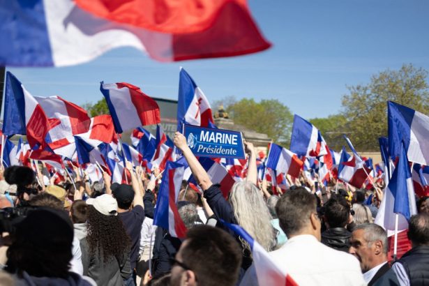 manifestatia de sprijin pentru marine le pen a avut participare sub asteptari nici la contramanifestatii nu a fost altfel 67f35e2e6dabe