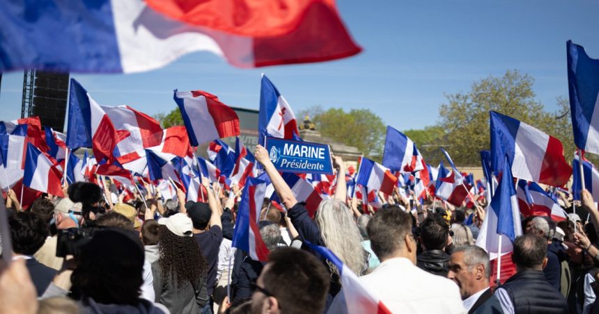 manifestatia de sprijin pentru marine le pen a avut participare sub asteptari nici la contramanifestatii nu a fost altfel 67f35e2e6dabe