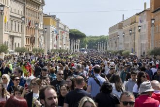 mii de oameni i au adus un omagiu papei francisc in piata sfantul petru a schimbat multe lucruri a daramat bariere 68064e3ce4407