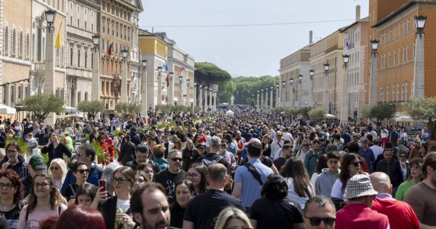 mii de oameni i au adus un omagiu papei francisc in piata sfantul petru a schimbat multe lucruri a daramat bariere 68064e3ce4407