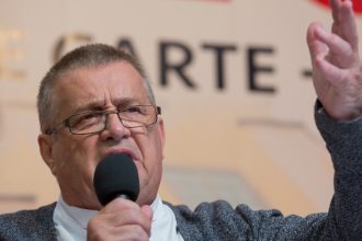 mircea dinescu anunta ca il da in judecata pe victor ponta in mod normal ar trebui sa fie bagat la puscarie pentru tradare nationala 67f7d883210d9