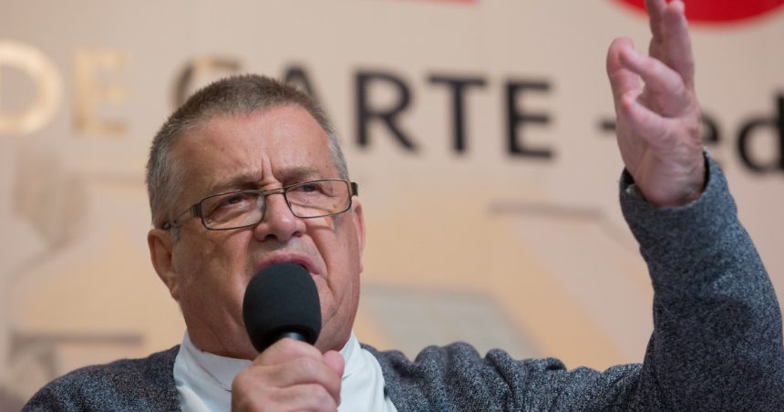 mircea dinescu anunta ca il da in judecata pe victor ponta in mod normal ar trebui sa fie bagat la puscarie pentru tradare nationala 67f7d883210d9