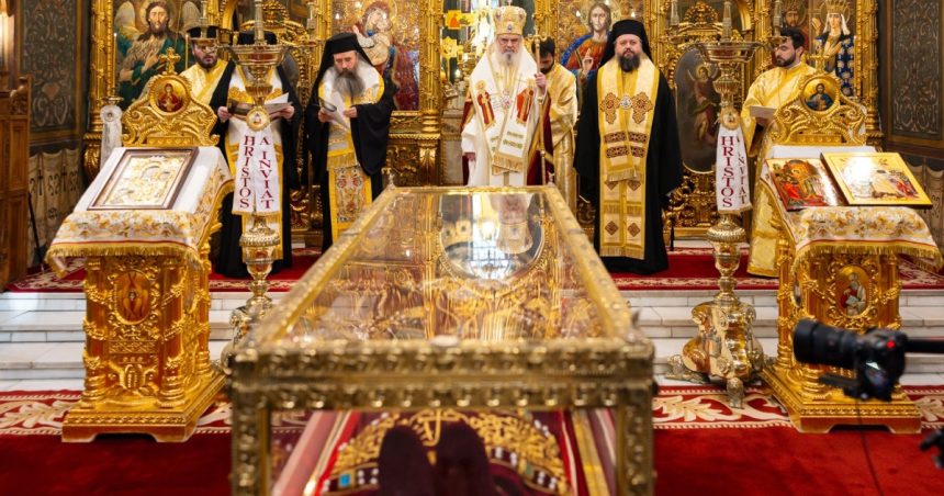 moastele sfintei imparatese elena au ajuns la manastirea pantocrator pelerinii sunt asteptati pana pe 8 mai 6812818633c46
