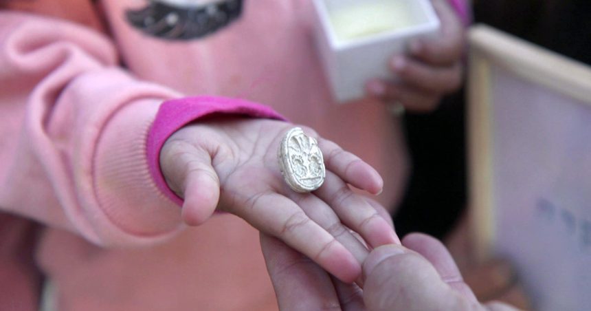 o amuleta veche de cateva mii de ani gasita de o fetita in timpul unei excursii cu familia in israel ce reprezinta scarabeul 67f354ceb845c