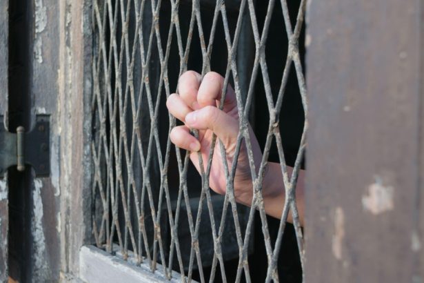 o femeie din dambovita a fost prinsa ca trimitea prin corespondenta sotului incarcerat droguri impregnate in hartie 680103c714ba8
