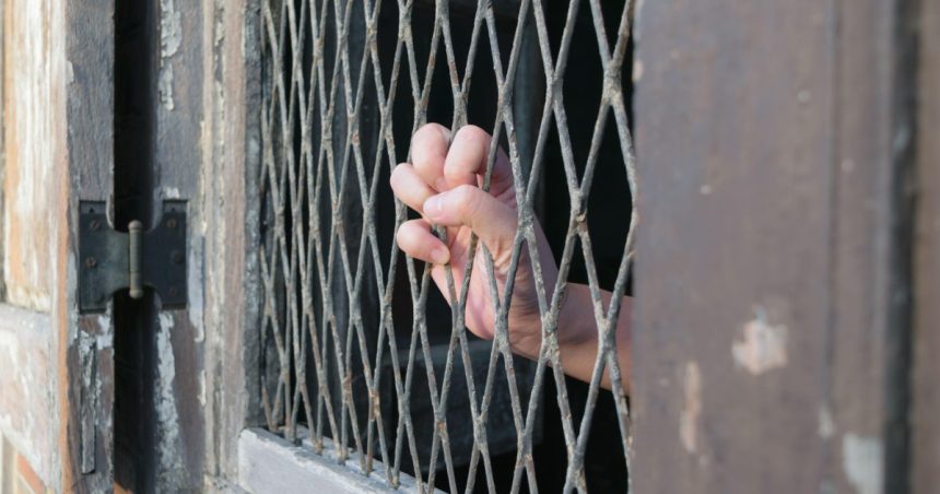 o femeie din dambovita a fost prinsa ca trimitea prin corespondenta sotului incarcerat droguri impregnate in hartie 680103c714ba8