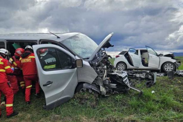 o persoana a murit si alte cinci au fost ranite dupa ce un autoturism si un microbuz s au ciocnit frontal pe dn 13 67eea2b33d1a8