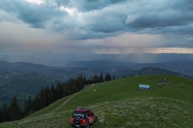 patru ucraineni salvati din muntii maramuresului in timp ce treceau granita unul a fost spitalizat 680f19a565b7f