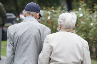 pensionarii cu venituri mici au primit ajutorul de paste si spun ca suma e prea mica pana in decembrie ce se intampla cu noi 67ec197822c9e