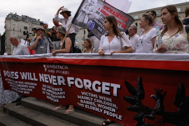 polonia a reluat exhumarile victimelor masacrului de la volinia sursa de tensiuni cu kievul este o misiune complicata 680a51fbb2060