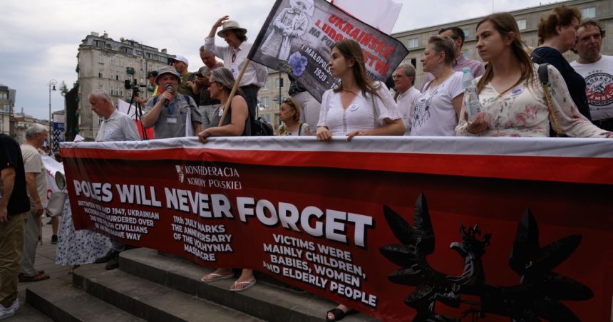 polonia a reluat exhumarile victimelor masacrului de la volinia sursa de tensiuni cu kievul este o misiune complicata 680a51fbb2060