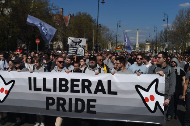 protest inedit la budapesta viktor orban ironizat din cauza legii anti lgbtq sa fim toti la fel 67fb7fe831e9b