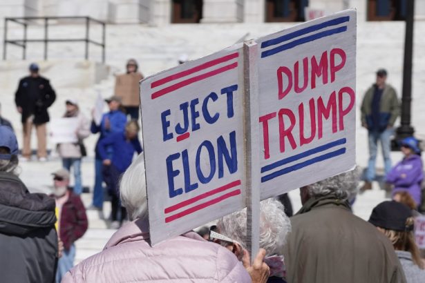 proteste de amploare impotriva lui trump in sua anuntate sambata trump musk si acolitii lor miliardari orchestreaza un asalt total 67f132b65a821