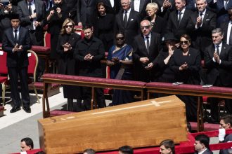 protocolul vaticanului a fost incalcat pentru zelenski i s a oferit un loc special in primul rand la funeraliile papei 680d4702ae7aa