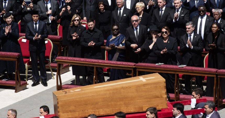 protocolul vaticanului a fost incalcat pentru zelenski i s a oferit un loc special in primul rand la funeraliile papei 680d4702ae7aa