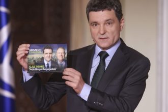 reactia lui nicusor dan dupa ce pliante in care apare sustinut de klaus iohannis au fost distribuite in bucuresti 681127d156ead