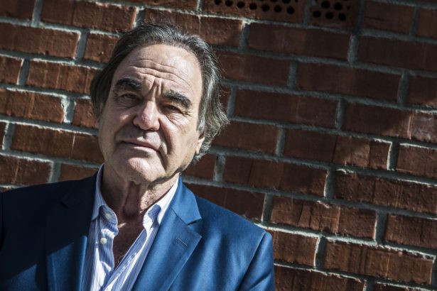 regizorul oliver stone va depune marturie in dosarul asasinarii lui j f kennedy filmul lui jfk a fost criticat de istorici 67ebf3bc2e74e