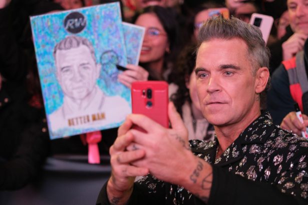 robbie williams spune ca selfie urile si interactiunile cu fanii ii provoaca disconfort interactiunea sociala ma inspaimanta 6809d1123718a