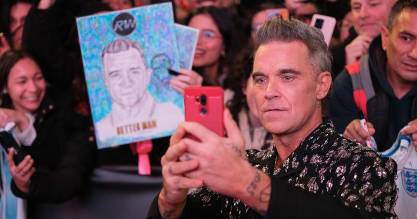 robbie williams spune ca selfie urile si interactiunile cu fanii ii provoaca disconfort interactiunea sociala ma inspaimanta 6809d1123718a
