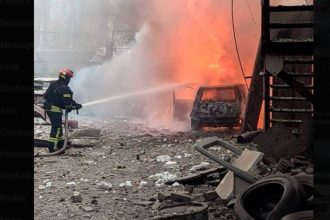 rusii au bombardat orasul natal al lui volodimir zelenki cel putin patru persoane au fost ucise 67ee38fcc79a6
