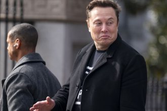 scandal la casa alba musk il numeste imbecil pe consilierul lui trump care a declarat ca miliardarul este un simplu asamblor 67f5448339564