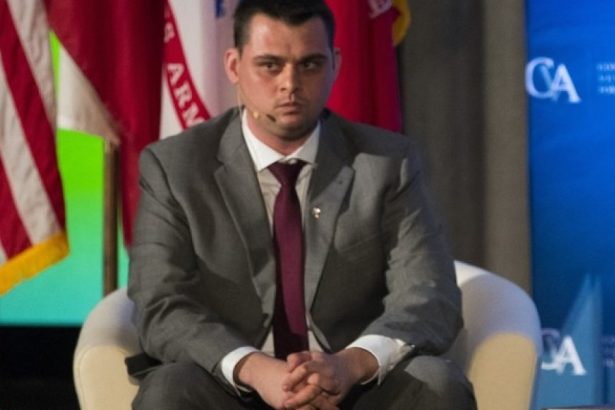 scurgere de informatii la pentagon dan caldwell consilier de top al lui pete hegseth a fost suspendat si dat afara din cladire 67ff3e07ed53f
