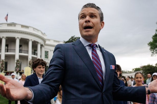signalgate pete hegseth a ocolit filtrele de securitate de la pentagon pentru a folosi un computer personal 680b31cda2246