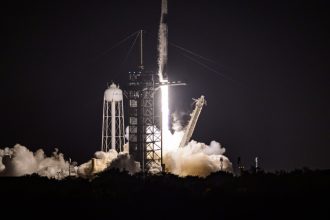 spacex a lansat patru oameni pe orbita deasupra polilor intr o calatorie fara precedent cine sunt clientii misiunii fram2 67eb9aad4dbce