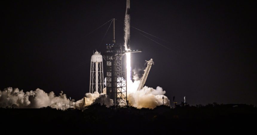 spacex a lansat patru oameni pe orbita deasupra polilor intr o calatorie fara precedent cine sunt clientii misiunii fram2 67eb9aad4dbce