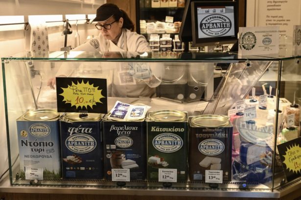 taxele lui trump pun sub semnul intrebarii planurile fermierilor greci de a exporta feta in sua dupa ce in 2019 au scapat de tarife 67ef756677240