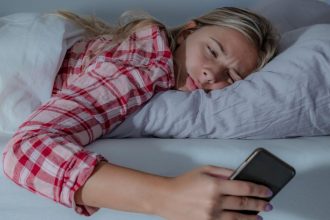 timpul petrecut pe ecrane in pat inainte de culcare duce la probleme de somn cum se poate combate insomnia 67f42926ebd77
