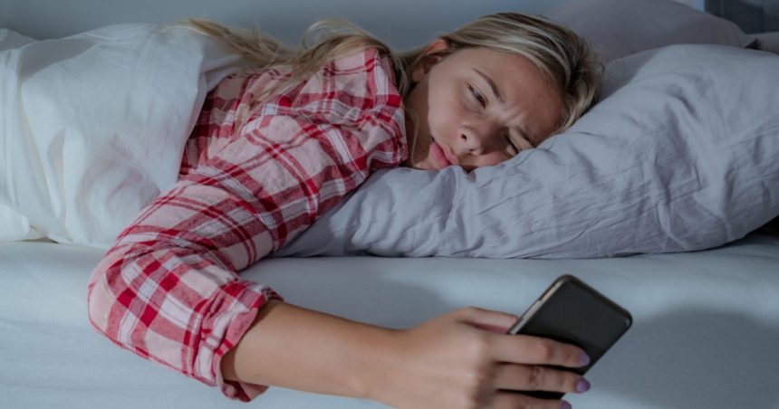 timpul petrecut pe ecrane in pat inainte de culcare duce la probleme de somn cum se poate combate insomnia 67f42926ebd77