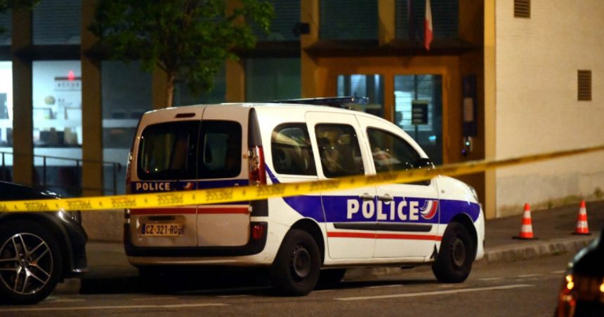 trei tineri suspectati de pregatirea unor atentate sinucigase in franta au fost arestati ce au gasit anchetatorii la perchezitii 67f38156abf52