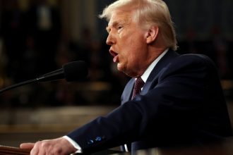 trump continua sa nege efectele taxelor impuse si sustine ca nu exista inflatie chiar daca piata americana s a prabusit 67f3d6e31ab38
