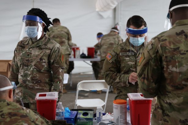 trump ii va despagubi pe militarii sua concediati pentru ca au refuzat sa se vaccineze impotriva covid 19 67f60bbb10848