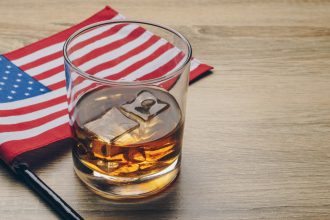ue propune taxe vamale de 25 pentru produse americane dar exclude whisky ul pentru a evita represalii asupra vinurilor europene 67f554ea3c314