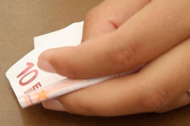 un barbat a pus 10 euro la banca si abia dupa 20 de ani si a verificat contul am decis sa investesc comoara 68034c4f973f8