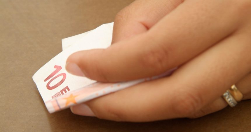 un barbat a pus 10 euro la banca si abia dupa 20 de ani si a verificat contul am decis sa investesc comoara 68034c4f973f8