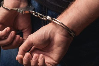 un barbat din judetul cluj arestat dupa ce a pretins ca e functionar la banca apoi politist si a obtinut in total 55 000 lei 6802392627e16