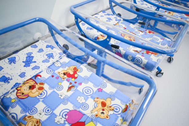 un bebelus a disparut de la maternitatea din bacau dintre cei doi gemeni pe care i a nascut mama a mai gasit doar unul 680e8021c2511