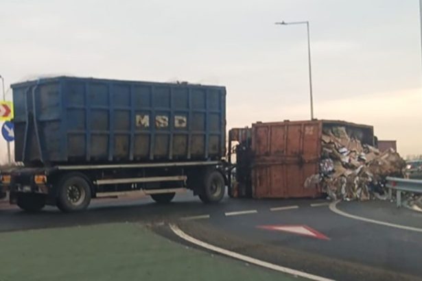 un camion cu deseuri s a rasturnat pe breteaua de acces catre autostrada buzau focsani in zona vadu pasii traficul este blocat 67ef909531bba