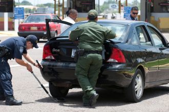 un cetatean american si sotia sa spun ca au fost retinuti si bagati in celule fara nicio explicatie cand se intorceau din canada 6804bea0bfe87