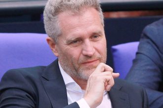 un eurodeputat german a ramas fara imunitate este anchetat pentru un fotomontaj cu personalitati publice care faceau salutul nazist 67ebd5813194a