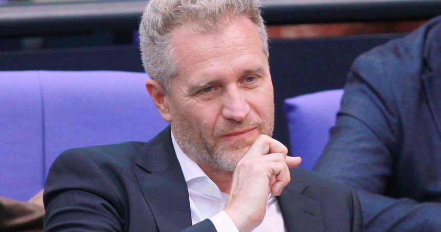 un eurodeputat german a ramas fara imunitate este anchetat pentru un fotomontaj cu personalitati publice care faceau salutul nazist 67ebd5813194a
