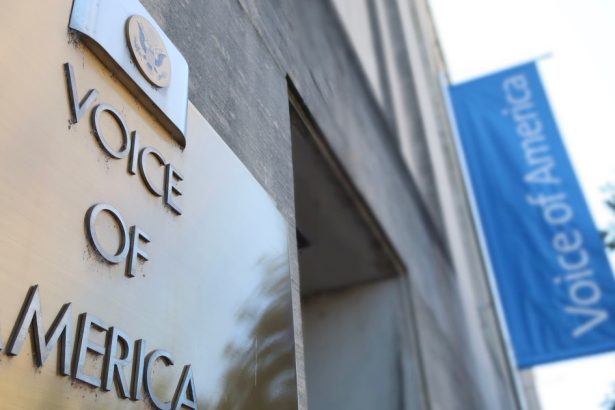un judecator a decis ca angajatii de la vocea americii se pot intoarce la munca 6808dafb09cca