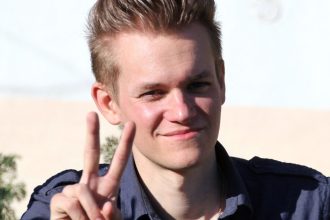 un jurnalist suedez risca 12 ani de inchisoare in turcia pentru ca l ar fi insultat pe erdogan ce acuzatii i se mai aduc 68091ef09fa72