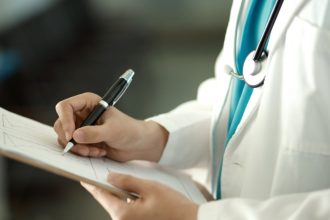 un medic nascut in sua a primit un e mail de la autoritati in care i se cerea sa paraseasca tara limbajul parea amenintator 68025e6cd8b9f