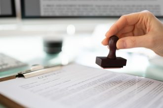 un roman din italia s a dat drept notar a castigat zeci de mii de euro cu stampile false si semnaturi inventate 680231e3cb29e