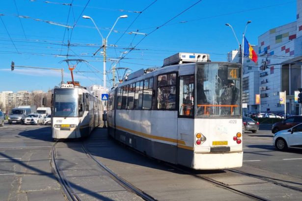 un tramvai a deraiat in bucuresti vagonul a acrosat un motociclist care a fost ranit circulatie blocata pe mai multe linii 67fd440316e25