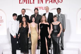unul dintre cei mai indragiti actori din emily in paris revine pentru sezonul 5 in ciuda criticilor sale la adresa serialului 68079e96635ba